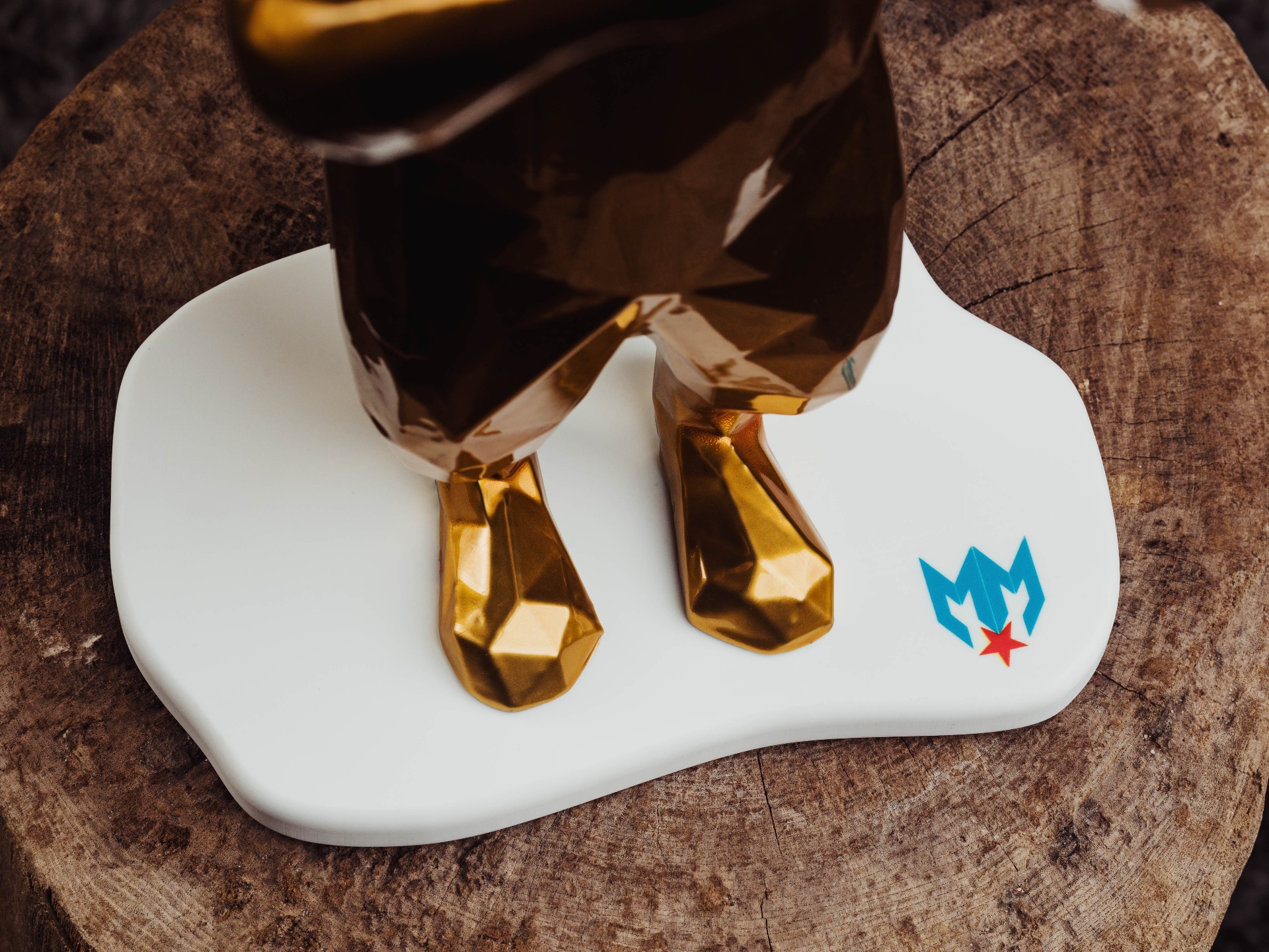 Corian plinth with 3D-printed Maxim logo, UV-printed in colour